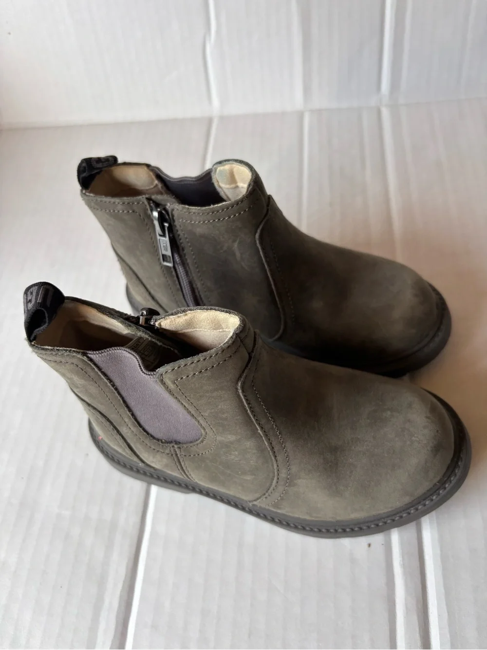 UGG Kids Bolden Chelsea Side Zip Boots Size 11 Toddler